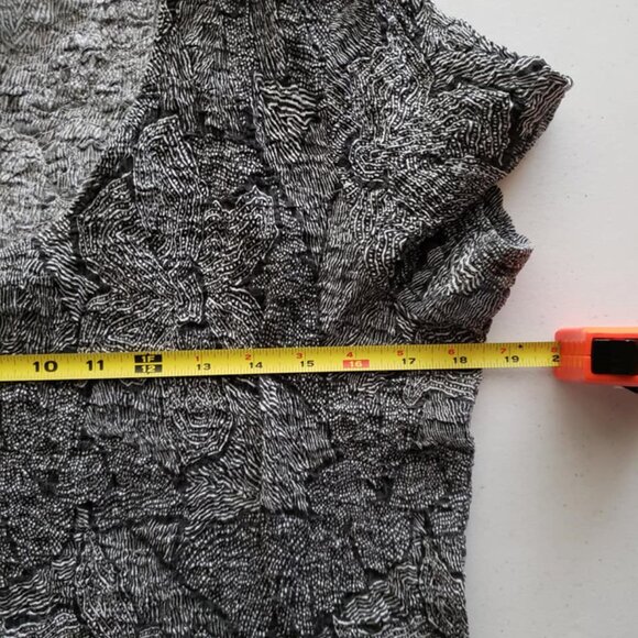 Jaclyn Smith Blouse Black White Floral Stretchy Wavy Bottom Short Sleeves Size L - Picture 11 of 12